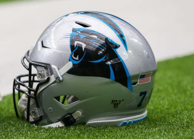 O capacete do Carolina Panthers repousa em campo durante o jogo de futebol entre o Carolina Panthers e o Houston Texans no NRG Stadium em 29 de setembro de 2019 em Houston, Texas.