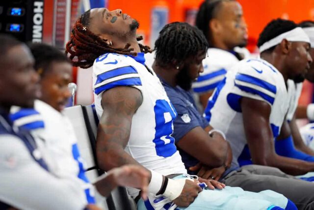 ARLINGTON, TEXAS - 15 DE SETEMBRO: CeeDee Lamb # 88 do Dallas Cowboys descansa no banco durante o quarto período contra o New Orleans Saints no AT&T Stadium em 15 de setembro de 2024 em Arlington, Texas. 