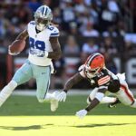 CLEVELAND, OHIO - 08 DE SETEMBRO: CeeDee Lamb #88 do Dallas Cowboys corre a bola contra Denzel Ward #21 do Cleveland Browns durante o segundo tempo no Cleveland Browns Stadium em 08 de setembro de 2024 em Cleveland, Ohio.