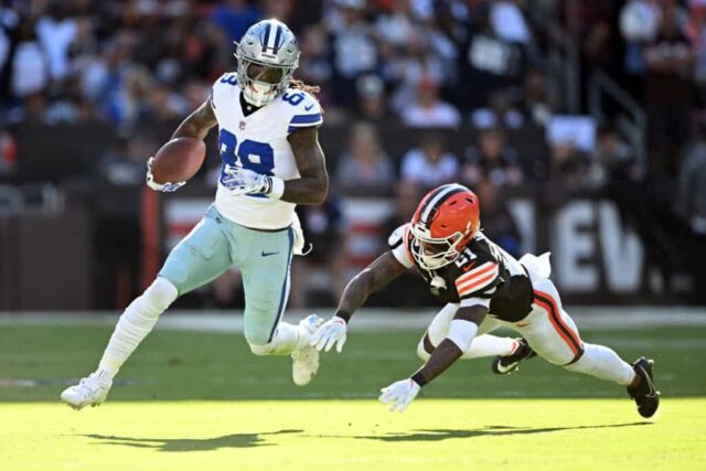 CLEVELAND, OHIO - 08 DE SETEMBRO: CeeDee Lamb #88 do Dallas Cowboys corre a bola contra Denzel Ward #21 do Cleveland Browns durante o segundo tempo no Cleveland Browns Stadium em 08 de setembro de 2024 em Cleveland, Ohio.