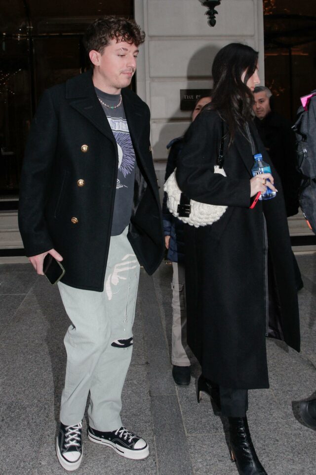 Charlie Puth e Brooke Sansone são vistos saindo de seu hotel em Paris