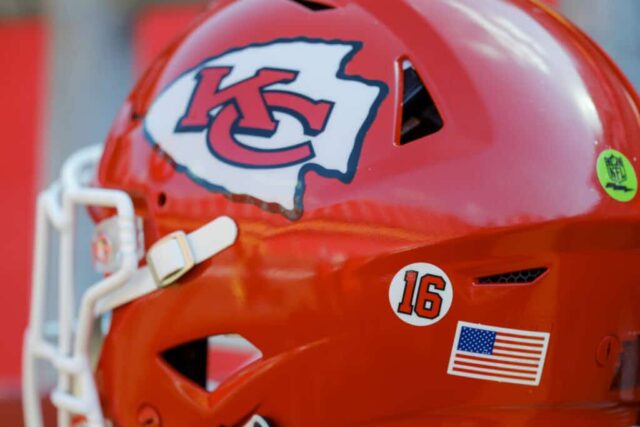 Um decalque nº 16 na parte de trás do capacete do Kansas City Chiefs presta homenagem ao quarterback do Hall da Fama Len Dawson, que morreu esta semana aos 87 anos. O Green Bay Packers enfrenta o Kansas City Chiefs no terceiro jogo da pré-temporada no Arrowhead Stadium em 25 de agosto de 2022 em Kansas City, Missouri.