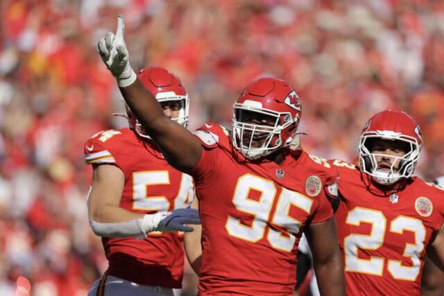 KANSAS CITY, MISSOURI - 15 DE SETEMBRO: Chris Jones # 95 do Kansas City Chiefs comemora um terceiro sack contra o Cincinnati Bengals durante o segundo quarto no GEHA Field no Arrowhead Stadium em 15 de setembro de 2024 em Kansas City, Missouri. 