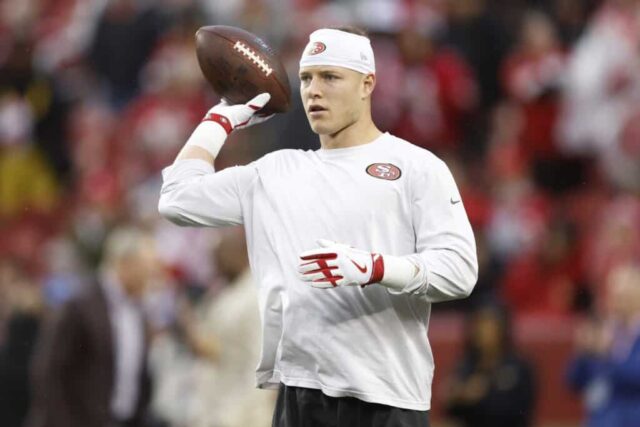 SANTA CLARA, CALIFÓRNIA - 20 DE JANEIRO: Christian McCaffrey # 23 do San Francisco 49ers se aquece antes dos playoffs divisionais da NFC contra o Green Bay Packers no Levi's Stadium em 20 de janeiro de 2024 em Santa Clara, Califórnia.