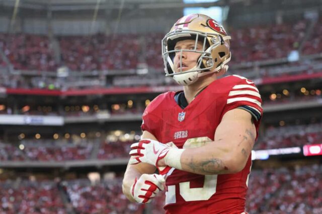 GLENDALE, ARIZONA - 17 DE DEZEMBRO: Running back Christian McCaffrey #23 do San Francisco 49ers durante o jogo da NFL no State Farm Stadium em 17 de dezembro de 2023 em Glendale, Arizona. Os 49ers derrotaram os Cardinals por 45-29.