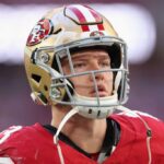 GLENDALE, ARIZONA - 17 DE DEZEMBRO: Running back Christian McCaffrey #23 do San Francisco 49ers durante o jogo da NFL no State Farm Stadium em 17 de dezembro de 2023 em Glendale, Arizona. Os 49ers derrotaram os Cardinals por 45-29.