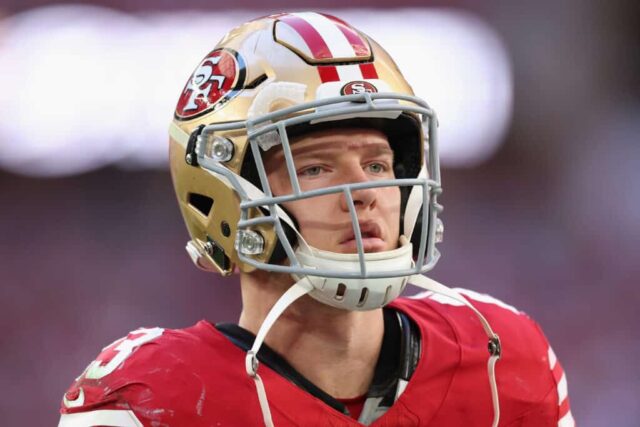 GLENDALE, ARIZONA - 17 DE DEZEMBRO: Running back Christian McCaffrey #23 do San Francisco 49ers durante o jogo da NFL no State Farm Stadium em 17 de dezembro de 2023 em Glendale, Arizona. Os 49ers derrotaram os Cardinals por 45-29.