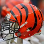 Um capacete do Cincinnati Bengals na linha lateral durante o quarto período do jogo da National Football League entre o Cincinnati Bengals e o Cleveland Browns em 8 de dezembro de 2019, no FirstEnergy Stadium em Cleveland, OH.