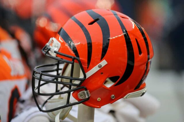 Um capacete do Cincinnati Bengals na linha lateral durante o quarto período do jogo da National Football League entre o Cincinnati Bengals e o Cleveland Browns em 8 de dezembro de 2019, no FirstEnergy Stadium em Cleveland, OH.