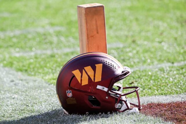 LANDOVER, MARYLAND - 31 DE DEZEMBRO: Uma visão detalhada de um capacete do Washington Commanders antes de um jogo contra o San Francisco 49ers no FedExField em 31 de dezembro de 2023 em Landover, Maryland.