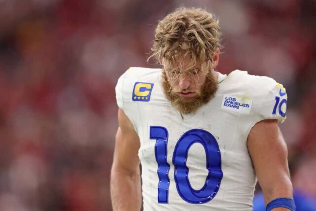 GLENDALE, ARIZONA - 15 DE SETEMBRO: Wide receiver Cooper Kupp #10 do Los Angeles Rams durante o jogo da NFL no State Farm Stadium em 15 de setembro de 2024 em Glendale, Arizona. Os Cardinals derrotaram os Rams por 41-10.