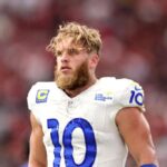 GLENDALE, ARIZONA - 15 DE SETEMBRO: Cooper Kupp # 10 do Los Angeles Rams observa antes de um jogo contra o Arizona Cardinals no State Farm Stadium em 15 de setembro de 2024 em Glendale, Arizona.