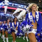 ARLINGTON, TEXAS - 29 DE OUTUBRO: Os Dallas Cowboys Cheerleaders entram no estádio antes do jogo contra o Los Angeles Rams no AT&T Stadium em 29 de outubro de 2023 em Arlington, Texas.