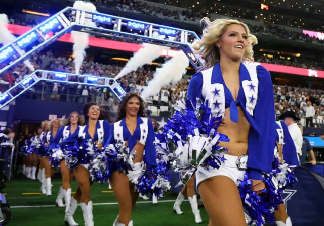 ARLINGTON, TEXAS - 29 DE OUTUBRO: Os Dallas Cowboys Cheerleaders entram no estádio antes do jogo contra o Los Angeles Rams no AT&T Stadium em 29 de outubro de 2023 em Arlington, Texas. 