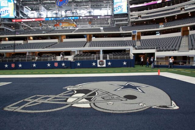 O capacete do Dallas Cowboys na endzone do Cowboys Stadium em 26 de setembro de 2011 em Arlington, Texas.