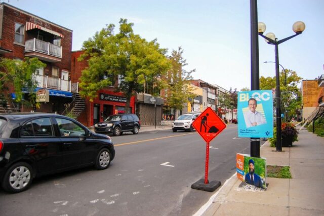 Cartazes de campanha em uma rua no bairro de Ville-Emard, em Montreal, antes de uma eleição parcial