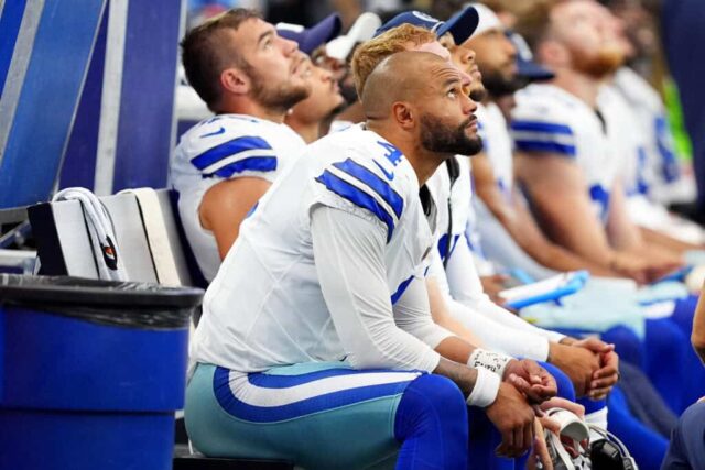 ARLINGTON, TEXAS - 15 DE SETEMBRO: Dak Prescott nº 4 do Dallas Cowboys descansa no banco durante o quarto período contra o New Orleans Saints no AT&T Stadium em 15 de setembro de 2024 em Arlington, Texas.