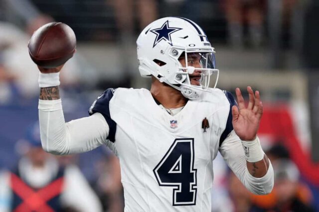 EAST RUTHERFORD, NOVA JERSEY - 26 DE SETEMBRO: Dak Prescott nº 4 do Dallas Cowboys tenta passar a bola durante o primeiro quarto contra o New York Giants no MetLife Stadium em 26 de setembro de 2024 em East Rutherford, Nova Jersey.