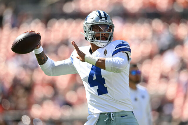 CLEVELAND, OHIO - 08 DE SETEMBRO: Dak Prescott # 4 do Dallas Cowboys se aquece antes do jogo contra o Cleveland Browns no Cleveland Browns Stadium em 08 de setembro de 2024 em Cleveland, Ohio.