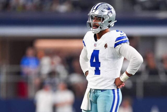 ARLINGTON, TEXAS - 22 DE SETEMBRO: O quarterback Dak Prescott nº 4 do Dallas Cowboys enfrenta o Baltimore Ravens durante o segundo quarto no AT&T Stadium em 22 de setembro de 2024 em Arlington, Texas. 