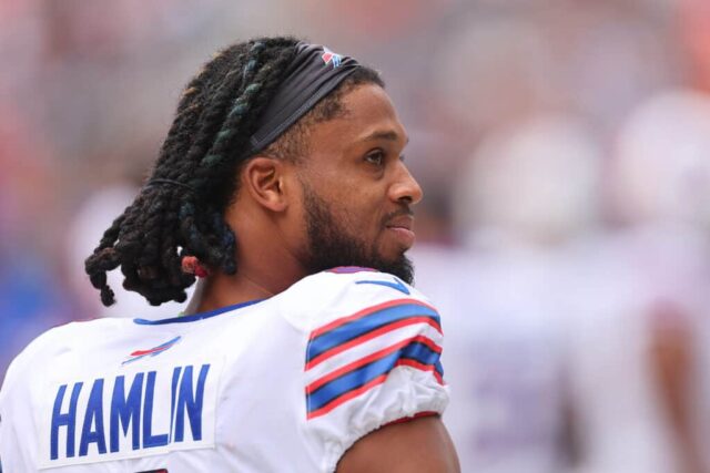 Damar Hamlin, nº 3 do Buffalo Bills, enfrenta o Chicago Bears durante a segunda metade de um jogo de pré-temporada no Soldier Field em 26 de agosto de 2023 em Chicago, Illinois