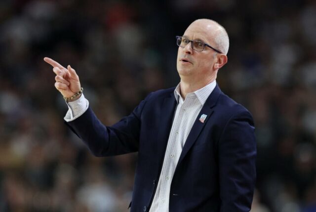 GLENDALE, ARIZONA - 08 DE ABRIL: O técnico Dan Hurley do Connecticut Huskies reage no primeiro tempo contra o Purdue Boilermakers durante o jogo do Campeonato Nacional do Torneio de Basquete Masculino da NCAA no State Farm Stadium em 08 de abril de 2024 em