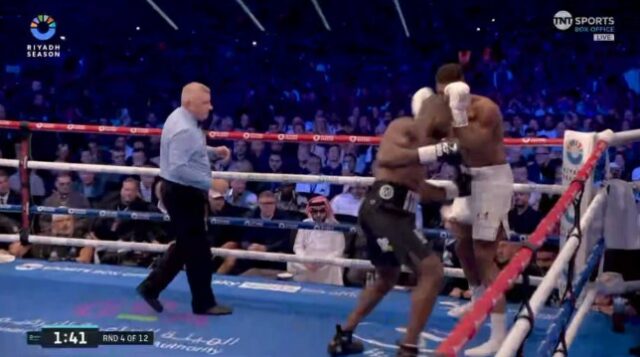 Daniel Dubois acertou Anthony Joshua com um golpe baixo no quarto assalto