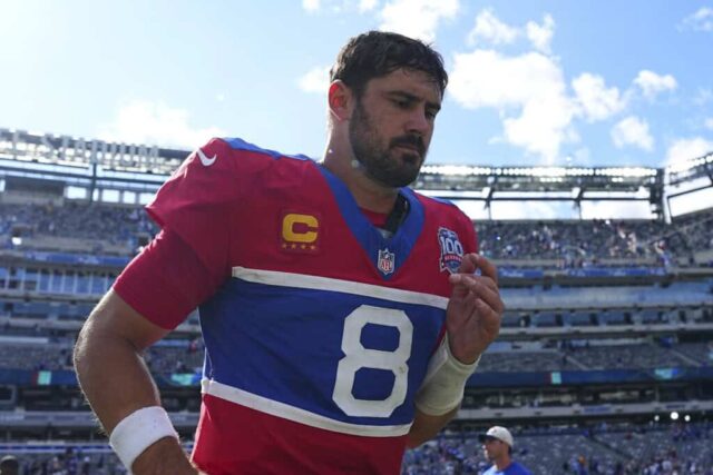 EAST RUTHERFORD, NOVA JERSEY - 8 DE SETEMBRO: Daniel Jones # 8 do New York Giants sai de campo contra o Minnesota Vikings no MetLife Stadium em 8 de setembro de 2024 em East Rutherford, Nova Jersey.