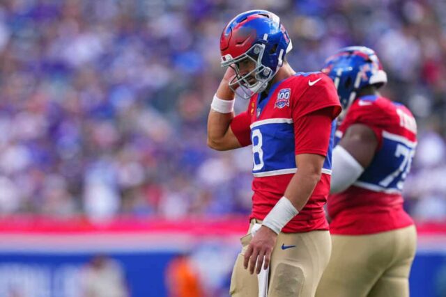 EAST RUTHERFORD, NOVA JERSEY - 08 DE SETEMBRO: Daniel Jones # 8 do New York Giants reage após lançar um passe incompleto no quarto quarto do jogo contra o Minnesota Vikings no MetLife Stadium em 08 de setembro de 2024 em East Rutherford, Nova Jersey.