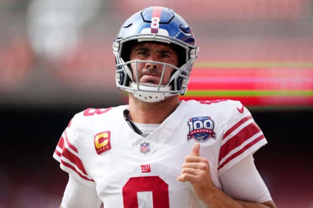 CLEVELAND, OHIO - 22 DE SETEMBRO: O quarterback Daniel Jones nº 8 do New York Giants observa antes do jogo contra o Cleveland Browns no Cleveland Browns Stadium em 22 de setembro de 2024 em Cleveland, Ohio. 