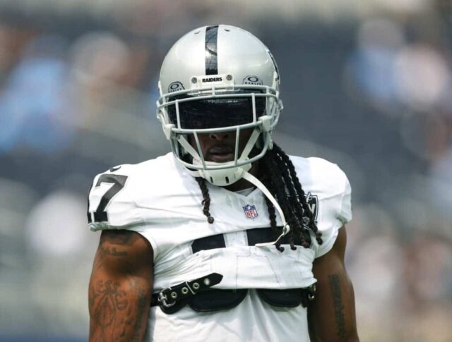 INGLEWOOD, CALIFÓRNIA - 08 DE SETEMBRO: Davante Adams # 17 do Las Vegas Raiders se aquece antes do jogo de abertura da temporada contra o Los Angeles Chargers no SoFi Stadium em 08 de setembro de 2024 em Inglewood, Califórnia.