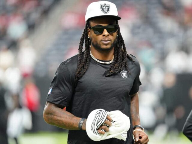 LAS VEGAS, NEVADA - 23 DE AGOSTO: O wide receiver Davante Adams nº 17 do Las Vegas Raiders entra em campo antes de um jogo de pré-temporada contra o San Francisco 49ers no Allegiant Stadium em 23 de agosto de 2024 em Las Vegas, Nevada.