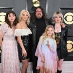 Dave Grohl, Jordyn Blum e seus filhos na 65ª edição do GRAMMY Awards