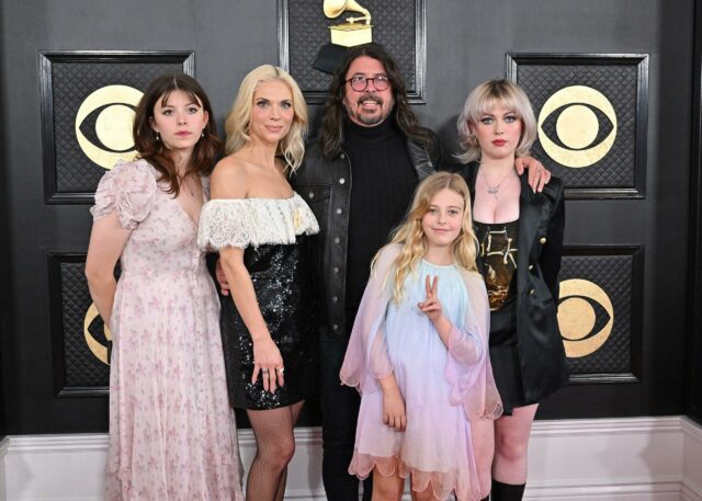 Dave Grohl, Jordyn Blum e seus filhos na 65ª edição do GRAMMY Awards