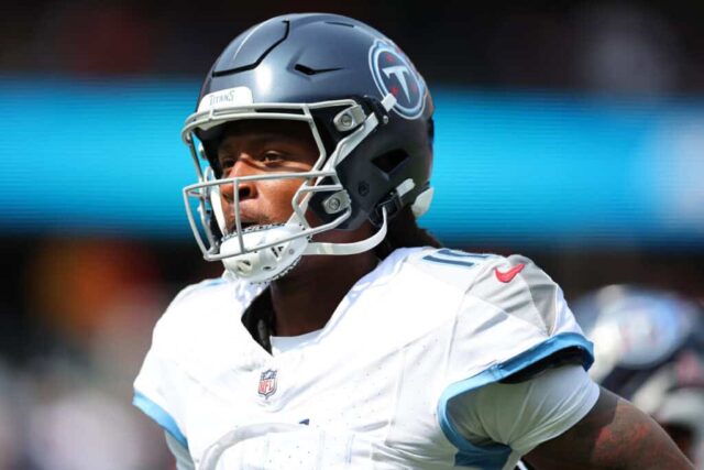 CHICAGO, ILLINOIS - 08 DE SETEMBRO: DeAndre Hopkins # 10 do Tennessee Titans se aquece antes do jogo contra o Chicago Bears no Soldier Field em 08 de setembro de 2024 em Chicago, Illinois.