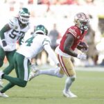 SANTA CLARA, CALIFÓRNIA - 09 DE SETEMBRO: O wide receiver Deebo Samuel Sr. nº 1 do San Francisco 49ers corre a bola enquanto é pressionado pelo DJ Reed nº 4 do New York Jets durante o segundo quarto no Levi's Stadium em 09 de setembro de 2024 em Santa Clara, Califórnia.