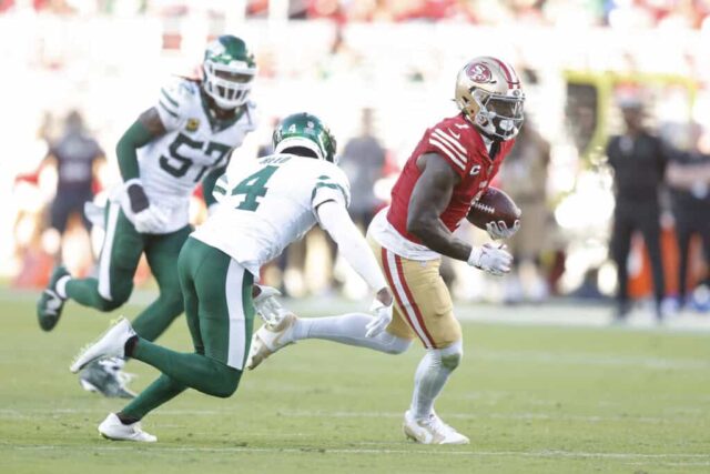 SANTA CLARA, CALIFÓRNIA - 09 DE SETEMBRO: O wide receiver Deebo Samuel Sr. nº 1 do San Francisco 49ers corre a bola enquanto é pressionado pelo DJ Reed nº 4 do New York Jets durante o segundo quarto no Levi's Stadium em 09 de setembro de 2024 em Santa Clara, Califórnia. 