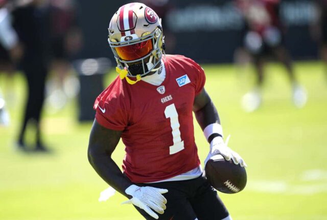 SANTA CLARA, CALIFÓRNIA - 05 DE JUNHO: Deebo Samuel nº 1 do San Francisco 49ers treina durante o mini camp em 05 de junho de 2024 em Santa Clara, Califórnia.