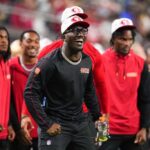 LAS VEGAS, NEVADA - 23 DE AGOSTO: O wide receiver Deebo Samuel Sr. # 1 do San Francisco 49ers reage após um touchdown durante a segunda metade de um jogo de pré-temporada contra o Las Vegas Raiders no Allegiant Stadium em 23 de agosto de 2024 em Las Vegas, Nevada.