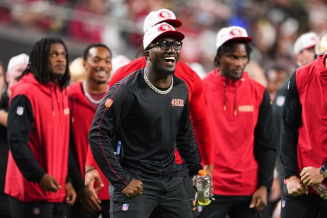 LAS VEGAS, NEVADA - 23 DE AGOSTO: O wide receiver Deebo Samuel Sr. # 1 do San Francisco 49ers reage após um touchdown durante a segunda metade de um jogo de pré-temporada contra o Las Vegas Raiders no Allegiant Stadium em 23 de agosto de 2024 em Las Vegas, Nevada.