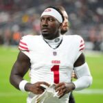 LAS VEGAS, NEVADA - 23 DE AGOSTO: O wide receiver Deebo Samuel Sr. # 1 do San Francisco 49ers sai do campo após o aquecimento antes de um jogo de pré-temporada contra o Las Vegas Raiders no Allegiant Stadium em 23 de agosto de 2024 em Las Vegas, Nevada.