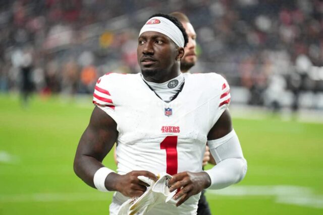 LAS VEGAS, NEVADA - 23 DE AGOSTO: O wide receiver Deebo Samuel Sr. # 1 do San Francisco 49ers sai do campo após o aquecimento antes de um jogo de pré-temporada contra o Las Vegas Raiders no Allegiant Stadium em 23 de agosto de 2024 em Las Vegas, Nevada.