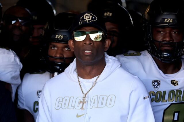 PASADENA, CALIFÓRNIA - 28 DE OUTUBRO: O técnico Deion Sanders do Colorado Buffaloes observa antes de um jogo contra o UCLA Bruins no Rose Bowl Stadium em 28 de outubro de 2023 em Pasadena, Califórnia.