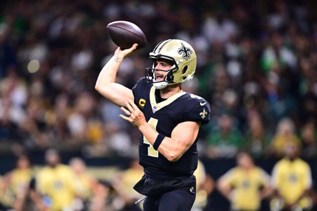 NOVA ORLEÃES, LOUISIANA - 22 DE SETEMBRO: O quarterback Derek Carr nº 4 do New Orleans Saints passa contra o Philadelphia Eagles durante o segundo quarto no Caesars Superdome em 22 de setembro de 2024 em Nova Orleans, Louisiana. 