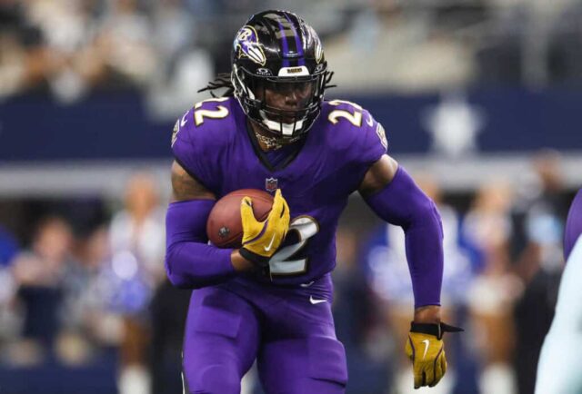 ARLINGTON, TEXAS - 22 DE SETEMBRO: Derrick Henry nº 22 do Baltimore Ravens corre para um touchdown contra o Dallas Cowboys durante o terceiro quarto no AT&T Stadium em 22 de setembro de 2024 em Arlington, Texas