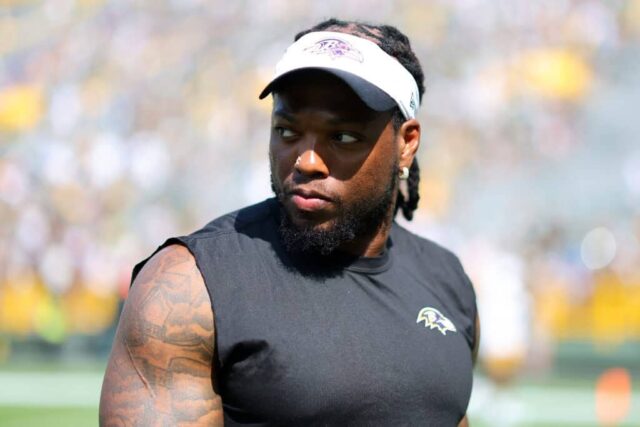 GREEN BAY, WISCONSIN - 24 DE AGOSTO: Derrick Henry # 22 do Baltimore Ravens deixa o campo após um jogo de pré-temporada contra o Green Bay Packers no Lambeau Field em 24 de agosto de 2024 em Green Bay, Wisconsin.