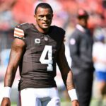 CLEVELAND, OHIO - 08 DE SETEMBRO: Deshaun Watson nº 4 do Cleveland Browns observa antes de um jogo contra o Dallas Cowboys no Cleveland Browns Stadium em 08 de setembro de 2024 em Cleveland, Ohio.