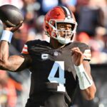 CLEVELAND, OHIO - 08 DE SETEMBRO: Deshaun Watson nº 4 do Cleveland Browns lança a bola no segundo quarto do jogo contra o Dallas Cowboys no Cleveland Browns Stadium em 08 de setembro de 2024 em Cleveland, Ohio