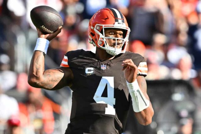 CLEVELAND, OHIO - 08 DE SETEMBRO: Deshaun Watson nº 4 do Cleveland Browns lança a bola no segundo quarto do jogo contra o Dallas Cowboys no Cleveland Browns Stadium em 08 de setembro de 2024 em Cleveland, Ohio