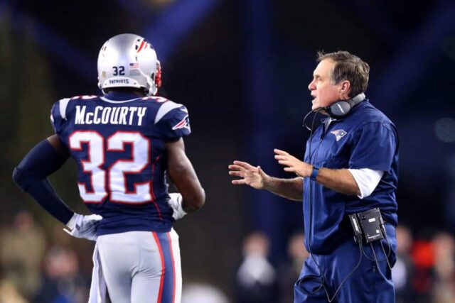 FOXBORO, MA - 16 DE JANEIRO: O técnico Bill Belichick do New England Patriots fala com Devin McCourty # 32 no primeiro tempo contra o Kansas City Chiefs durante o AFC Divisional Playoff Game no Gillette Stadium em 16 de janeiro de 2016 em Foxboro, Massachusetts.